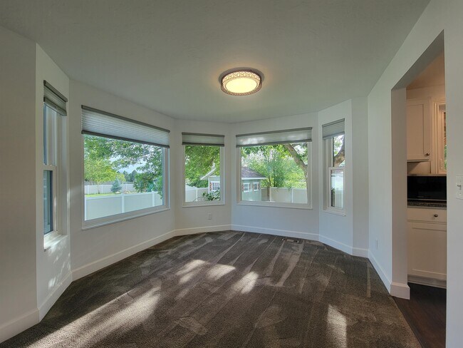 Building Photo - 895 Eastview Dr