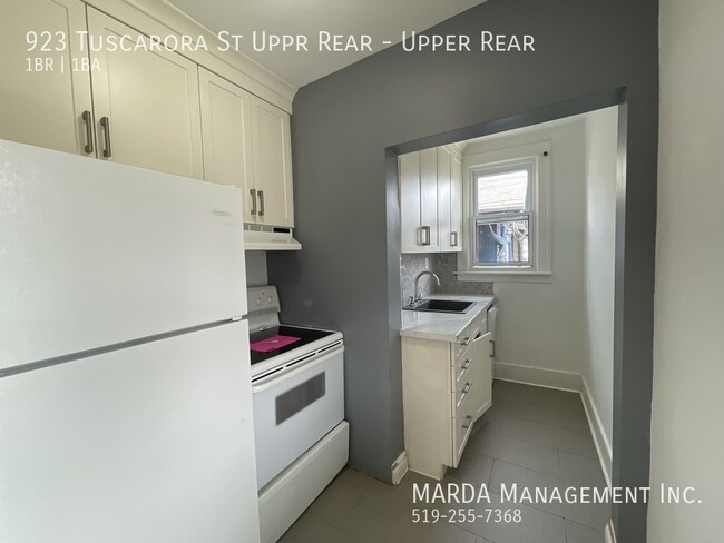 Building Photo - COZY 1-BEDROOM/1-BATHROOM UPPER REAR UNIT ...