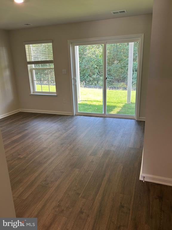 Foto del edificio - 5042 Silver Oak Dr