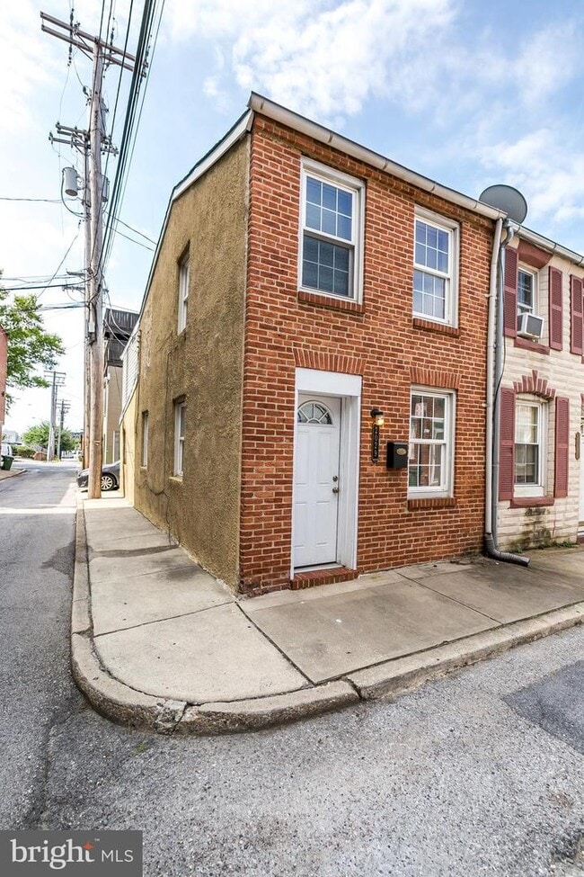 Building Photo - 2029 Portugal St