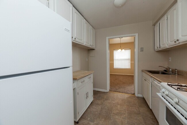 Building Photo - Looking for a 2 bedroom (1 bed w Den/addit...
