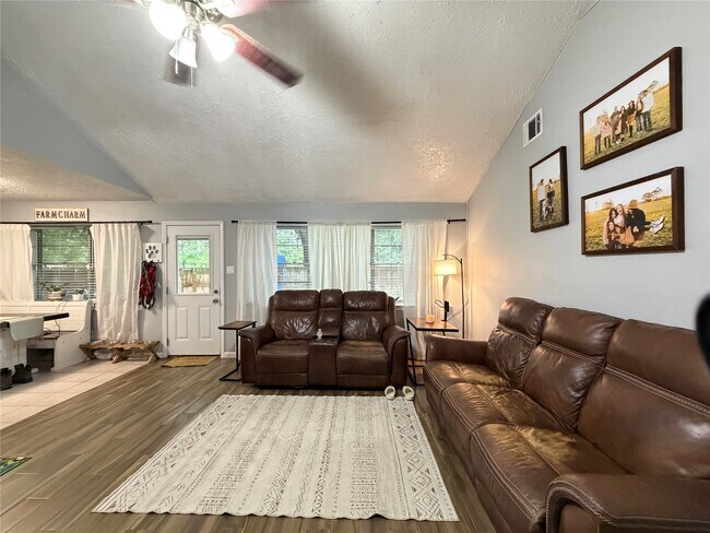 Foto del edificio - 11423 Graywood Dr