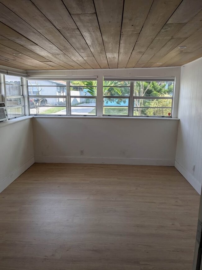 Foto del edificio - 605 NE 27th St