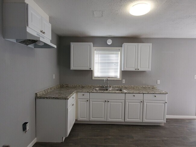 Foto del edificio - Amazing 3 Bedroom home with large yard!