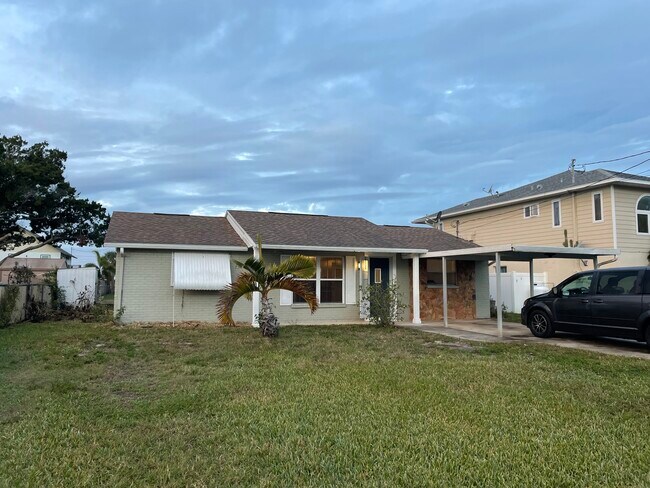 Beautiful waterfront canal home - 13237 Sunfish Dr