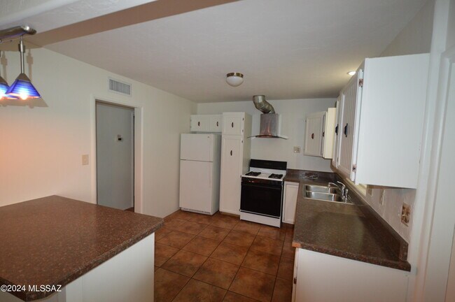 Foto del edificio - 3957 E Hampton Pl