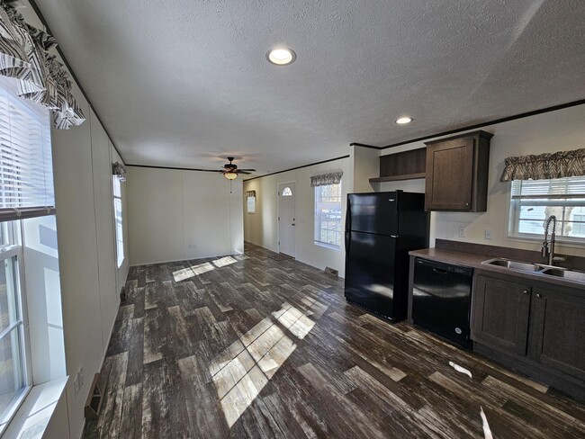 Building Photo - 244 Blossom Ln