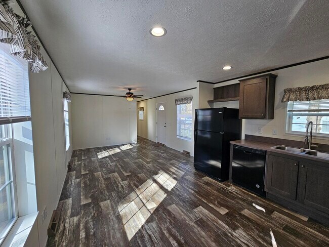 Foto del edificio - 244 Blossom Ln