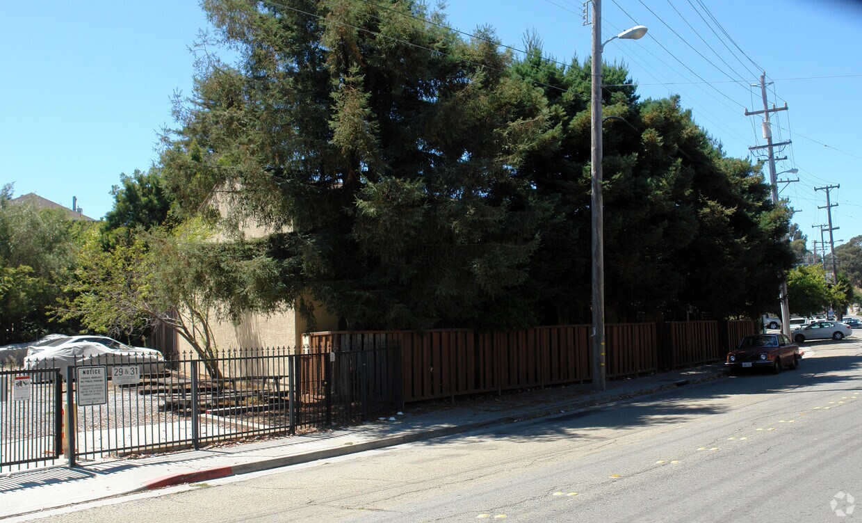 08.25.2008 BLL en el edificio está rodeado de árboles y seguridad de la puerta de entrada. - 117-121 Tewksbury Ave