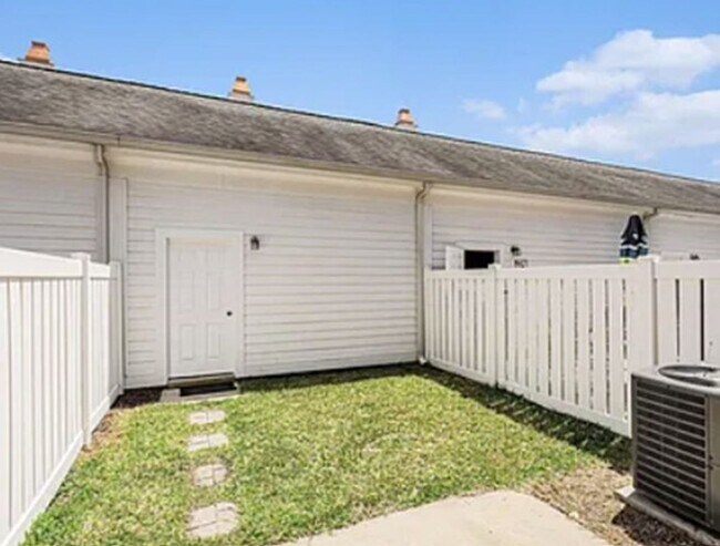 Foto del edificio - Market Common townhouse with garage!!