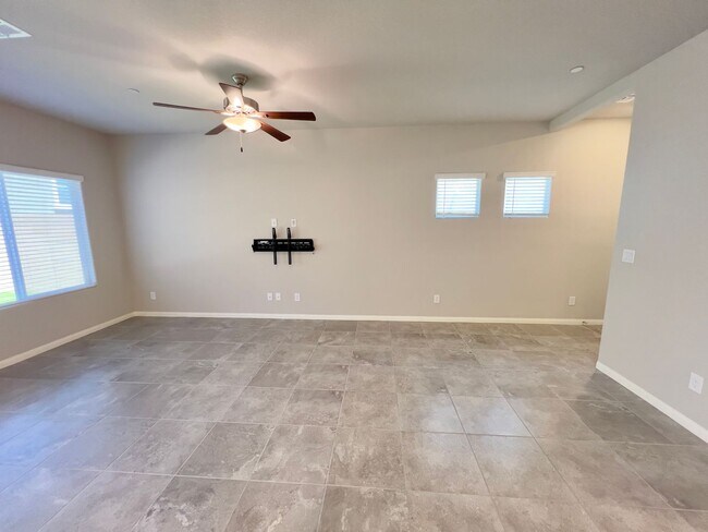 Building Photo - 4 bedroom, 2.5 bathroom home located in North West, Las Vegas