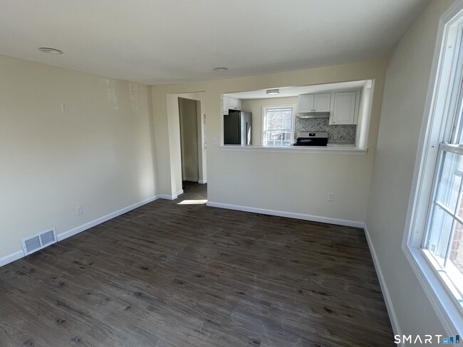 Building Photo - 266 Hebron Ave