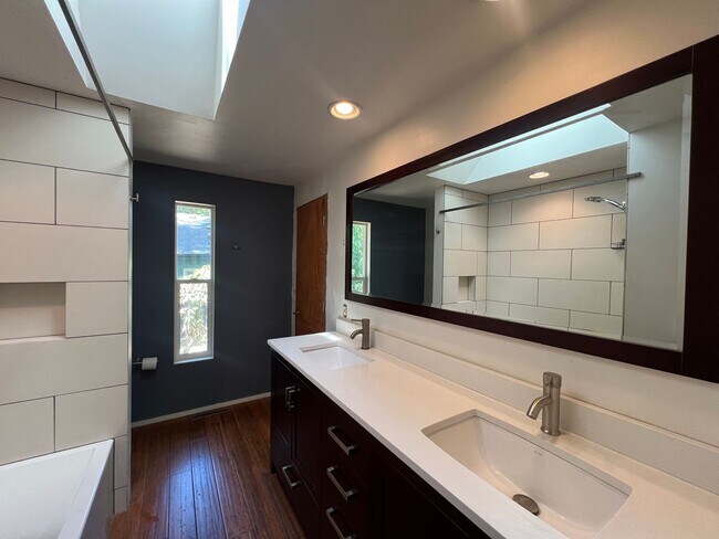 Building Photo - Charming Three Bedroom Home