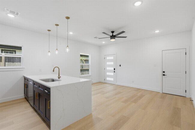 Foto del edificio - 5921 Mountwood St