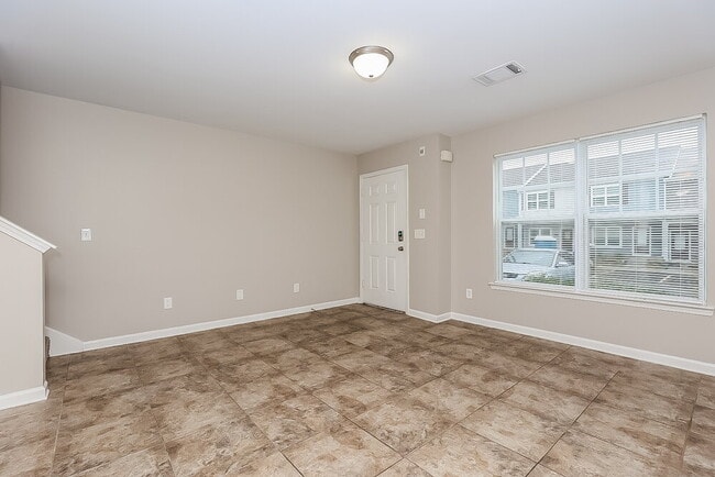Foto del edificio - 8055 Logan Dr