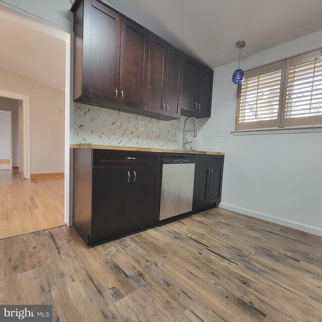 Foto del edificio - 6603 Byrnes Dr