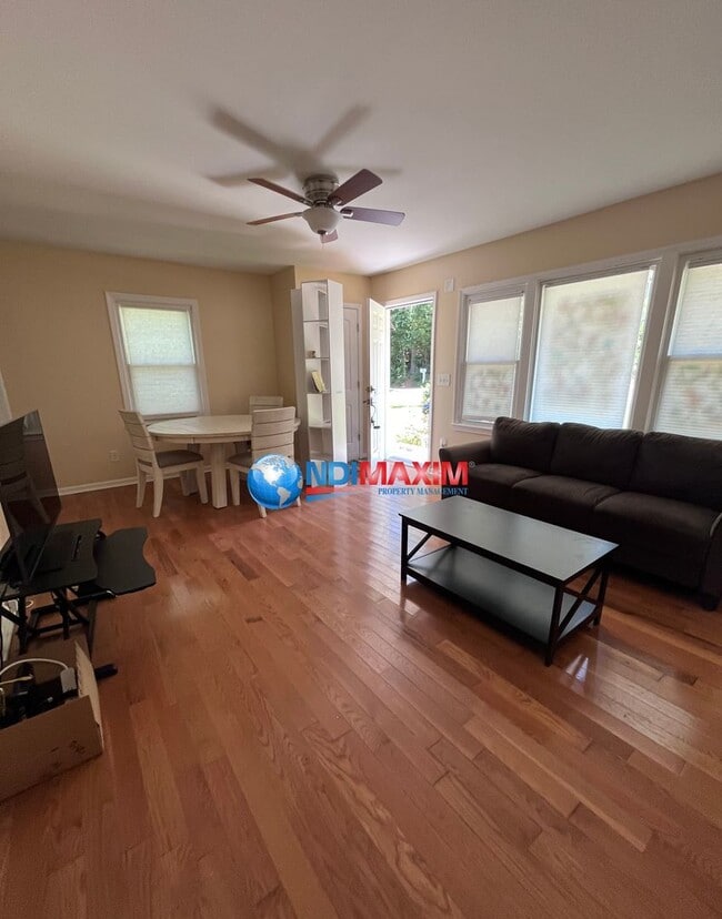 Foto del edificio - Adorable cozy bungalow only 2 miles from M...