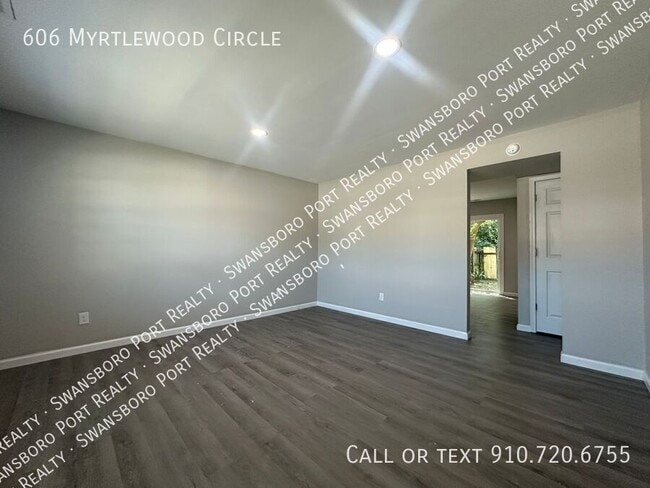 Foto del edificio - 606 Myrtlewood Cir
