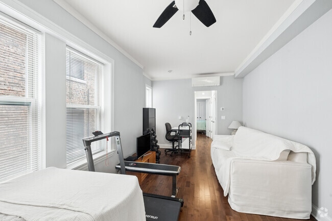 1BR, 1BA - 415SF - Living Room - 640 W Wrightwood Ave