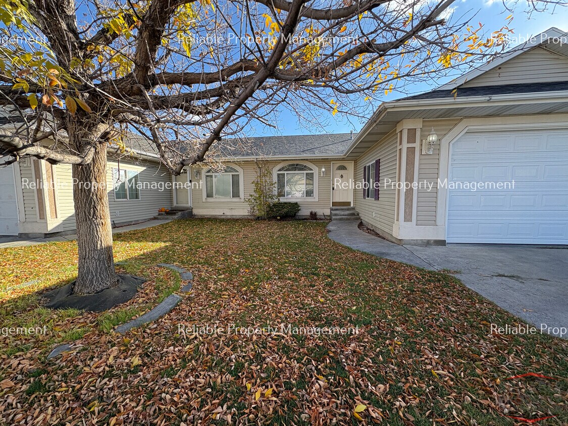 Foto principal - 1400 Falcon Dr