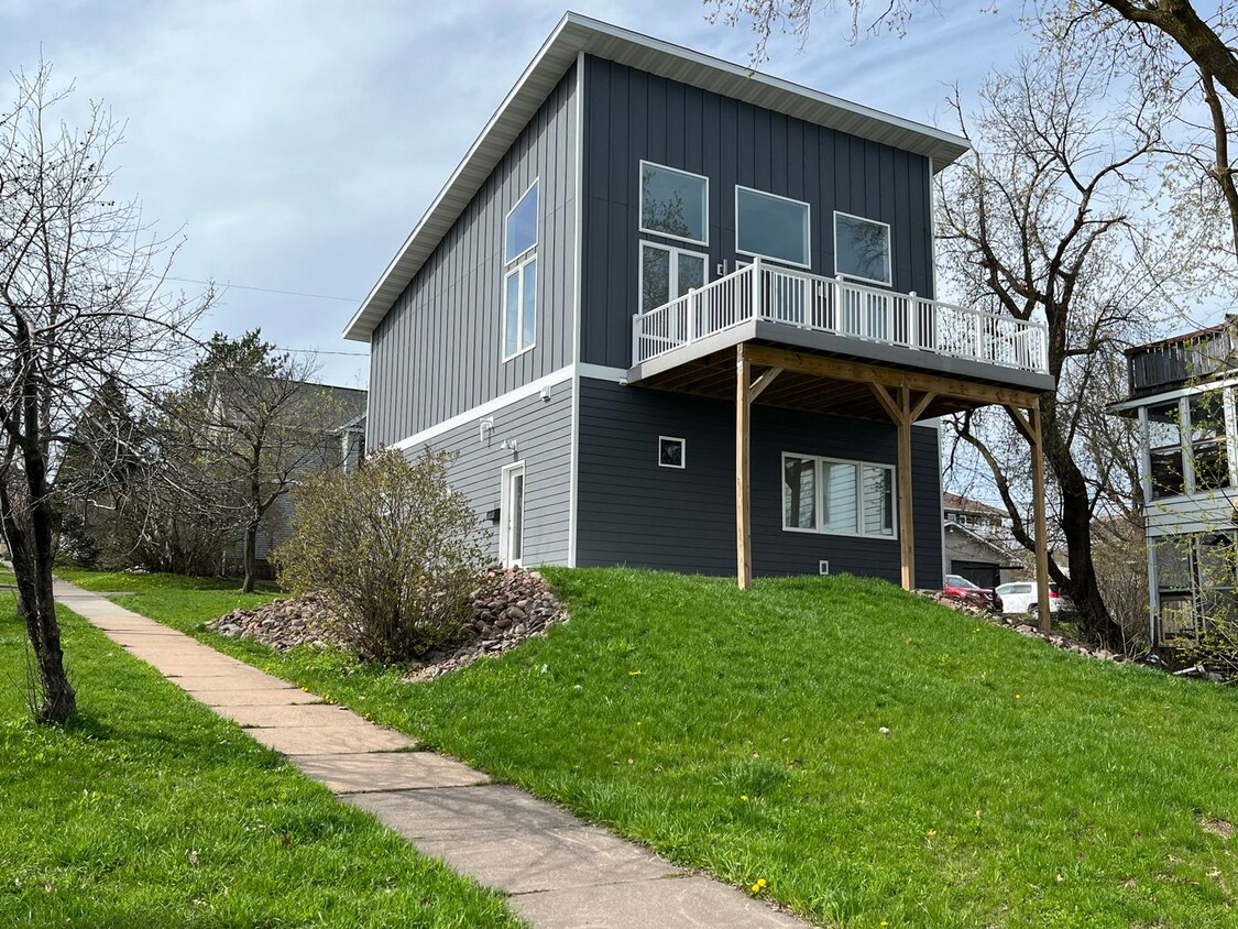 Primary Photo - Beautiful 2 Bedroom 2 Bath with Heated Gar...