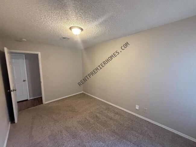 Foto del edificio - 1533 E 67th Pl