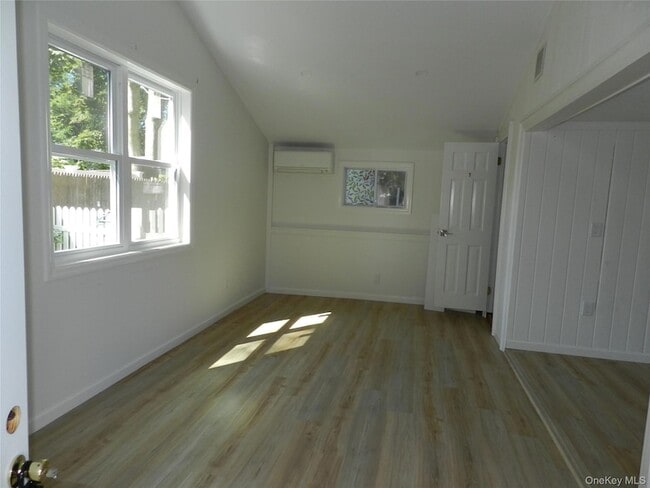 Building Photo - 75 Thorne St