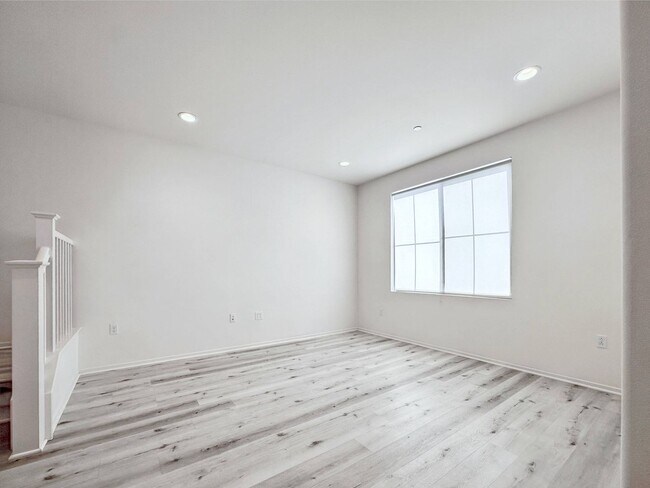 Foto del edificio - 2 Bed, 2 Bath, 1 Office Townhome in Ontari...