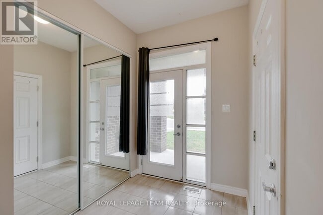 Building Photo - 233 Kimpton Dr