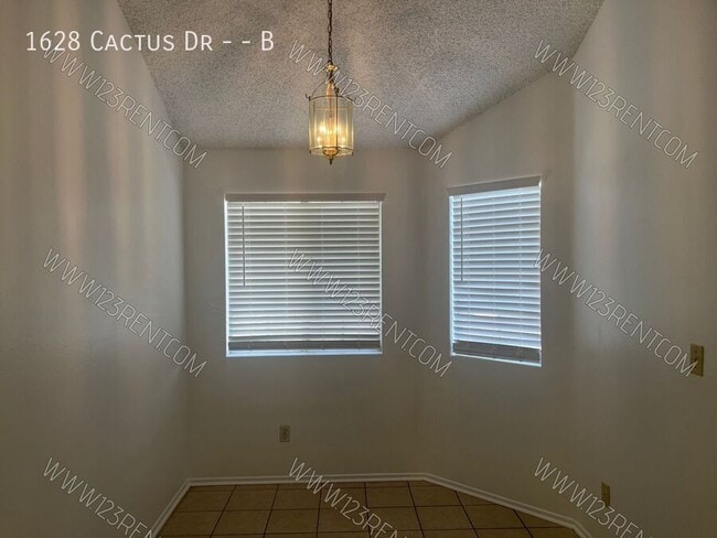 Building Photo - 1628 Cactus Dr