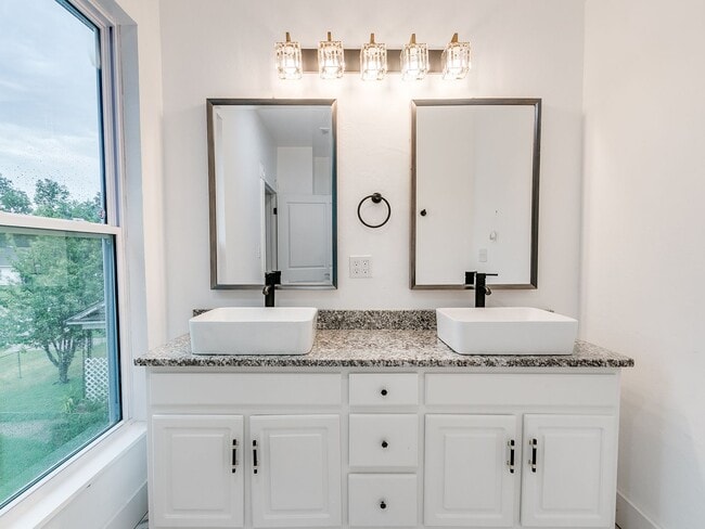 Foto del edificio - Beautiful 4 bedroom home in Guthrie - Move in Deposit-Free! (If Qualified)