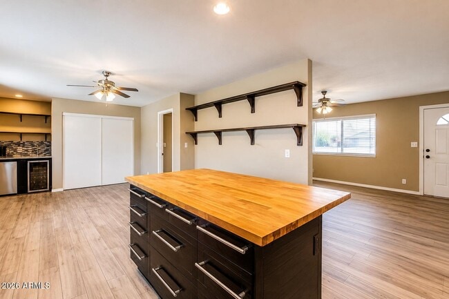 Foto del edificio - 1015 E Marigold Ln