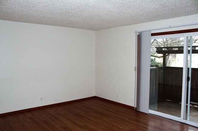 Building Photo - 1BD/1BA Apartment in Awesome Small Complex...