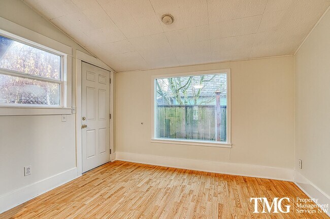 Foto del edificio - Classic Pet Friendly Home in Downtown Vanc...