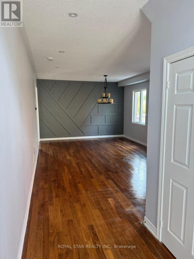 Photo du bâtiment - 300 Wrigglesworth Crescent