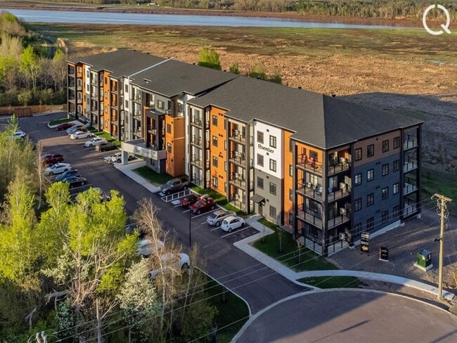 Building Photo - Place Sentier