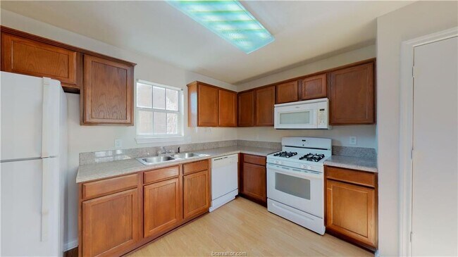 Building Photo - 1816 W Villa Maria Rd