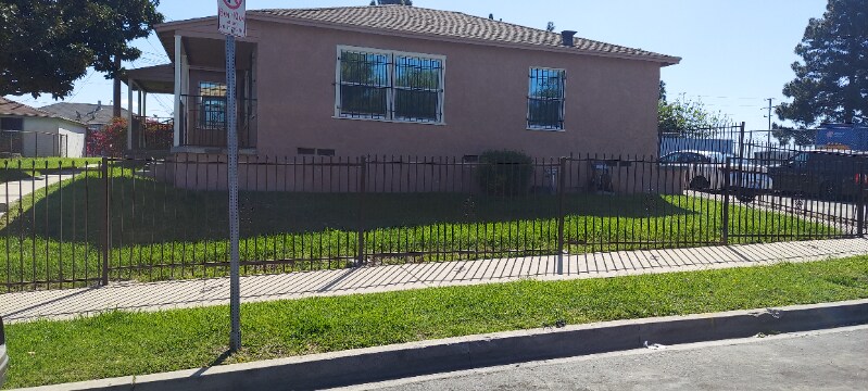 Primary Photo - 9520 S Manhattan Pl