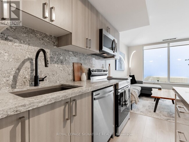 Building Photo - 1480 Bayly St