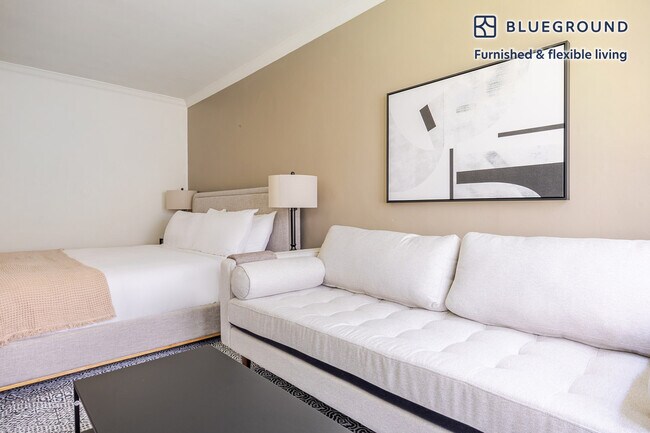 Foto del edificio - 136 S Roxbury Dr