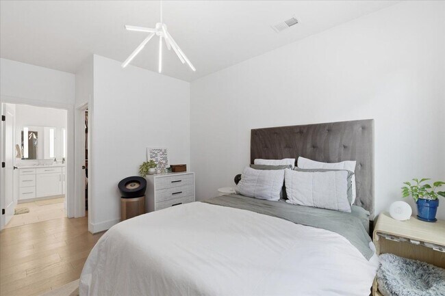 Foto del edificio - 1411 Key Blvd