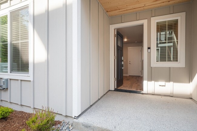 Foto del edificio - Modern 4-Bedroom Townhome with 2 Car Garage  | 1800 Sq. Ft. | $3,490