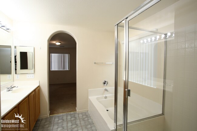Foto del edificio - Charming 3Bdm 2.5Ba Two-Story Home in the ...