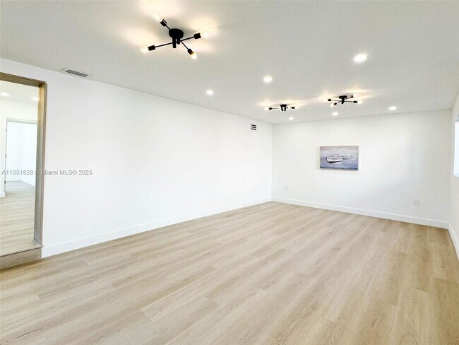Foto del edificio - 1040 NE 143rd St