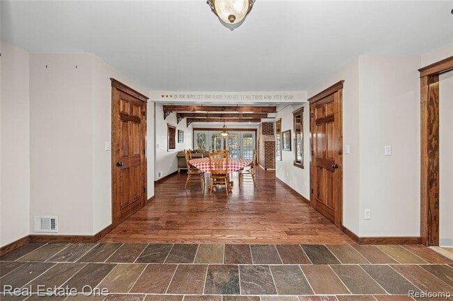 Building Photo - 2739 Lakeridge Ave