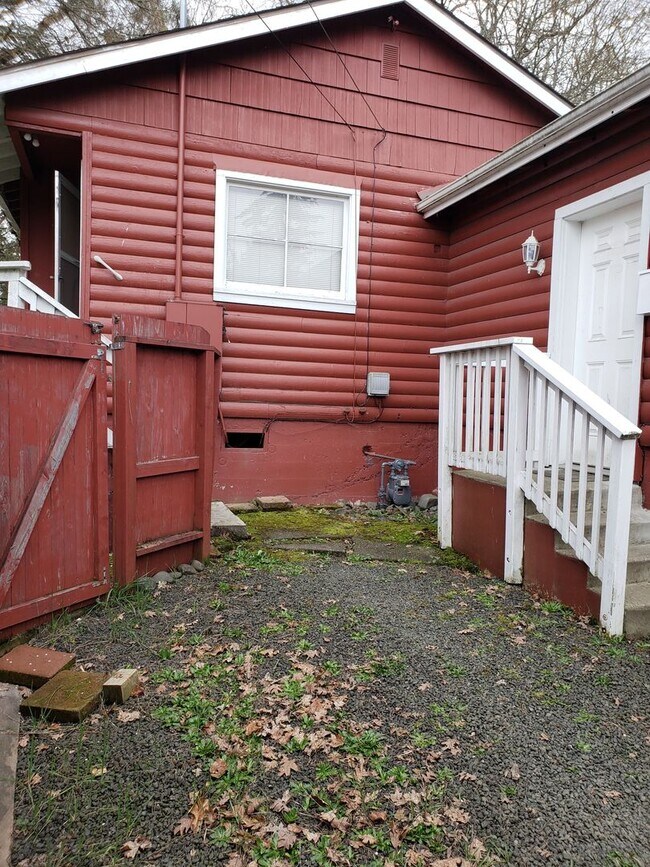 Building Photo - Cozy 3 Bedroom 2 Bath With Bonus Loft