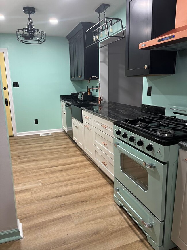 Building Photo - Cute Cape Cod in Beaconsdale Area