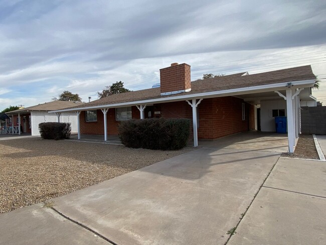 Foto del edificio - 3 Bedroom Home in Phoenix with lots of cha...