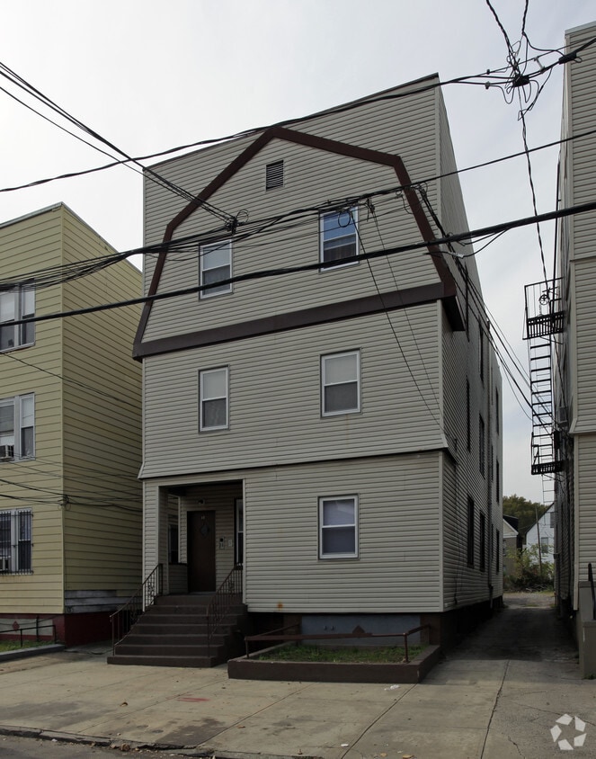 Primary Photo - 17 Van Nostrand Ave