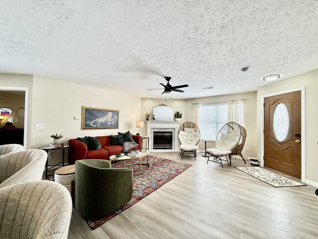 Building Photo - Freshly Renovated Home With Man Cave In Trenton OH